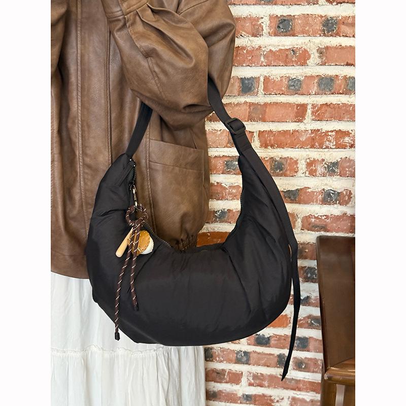 Korean retro pleated dumpling bag women's 2025 new large-capacity commuter croissant bag commuter shoulder messenger bag