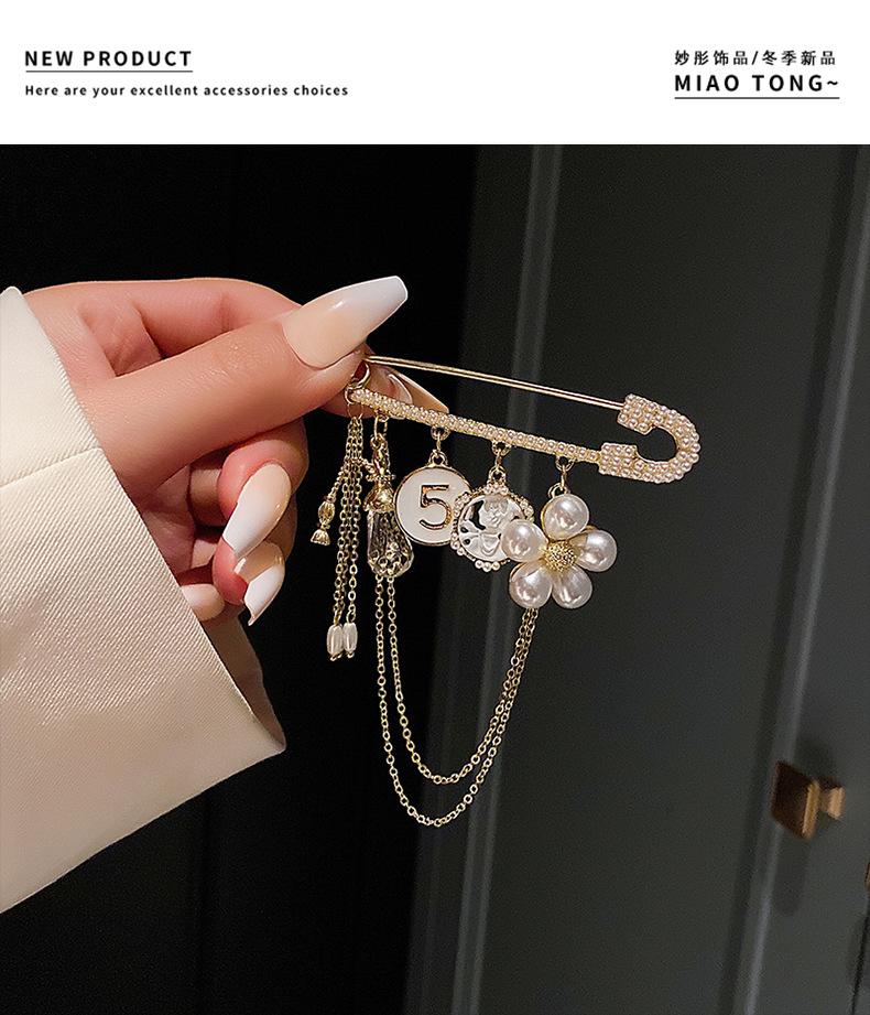 Брошь с жемчугом Высококлассная Женская Роскошная Булавка Фиксированная Одежда Корсаж Аксессуары Универсальная Атмосферная ins Цветочная Мода