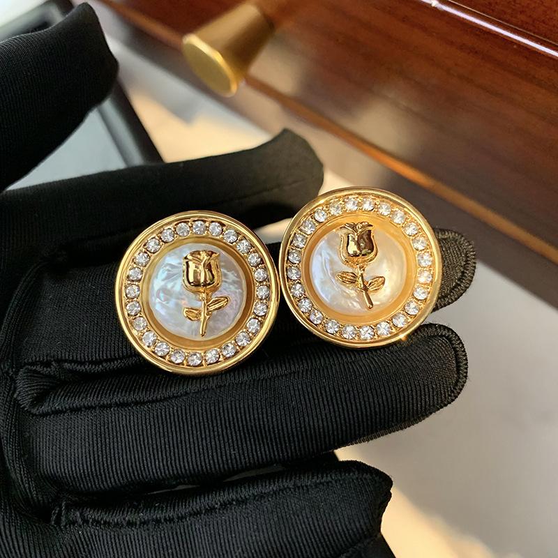 

French Xiaoxiangfeng freshwater pearl earrings women s real gold electroplating niche design high-end sterling silver stud earrings with jewelry