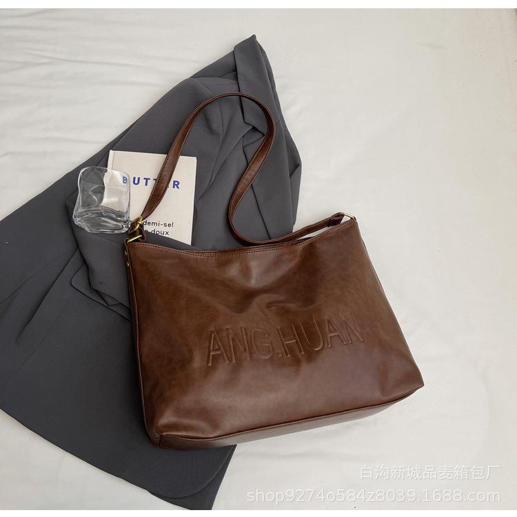 

Popular popular tote bag women s autumn and winter 2025 new textured large-capacity messenger bag commuting shoulder bag коричневый