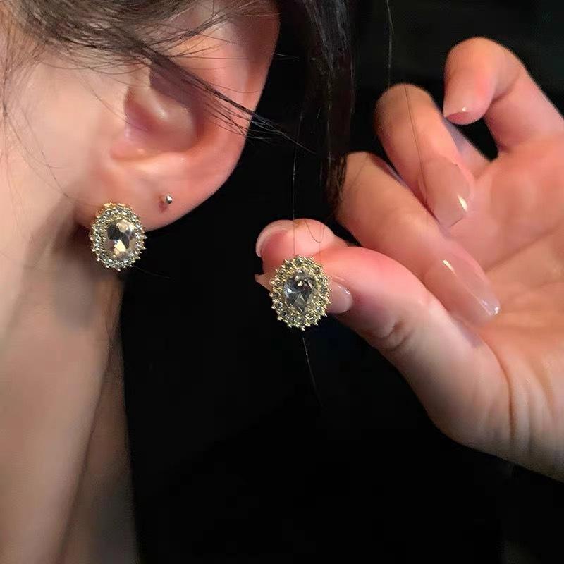 

Pigeon egg zircon retro ear clips without ear piercings, light luxury, high-end niche design earrings, versatile cold wind earrings
