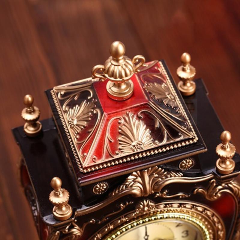 Musikalische stündlich klingende Tischuhr mit Schnitzereien Europäisches Muster und Pendel Kaminuhr für Heim-Bibliotheksdekorationen