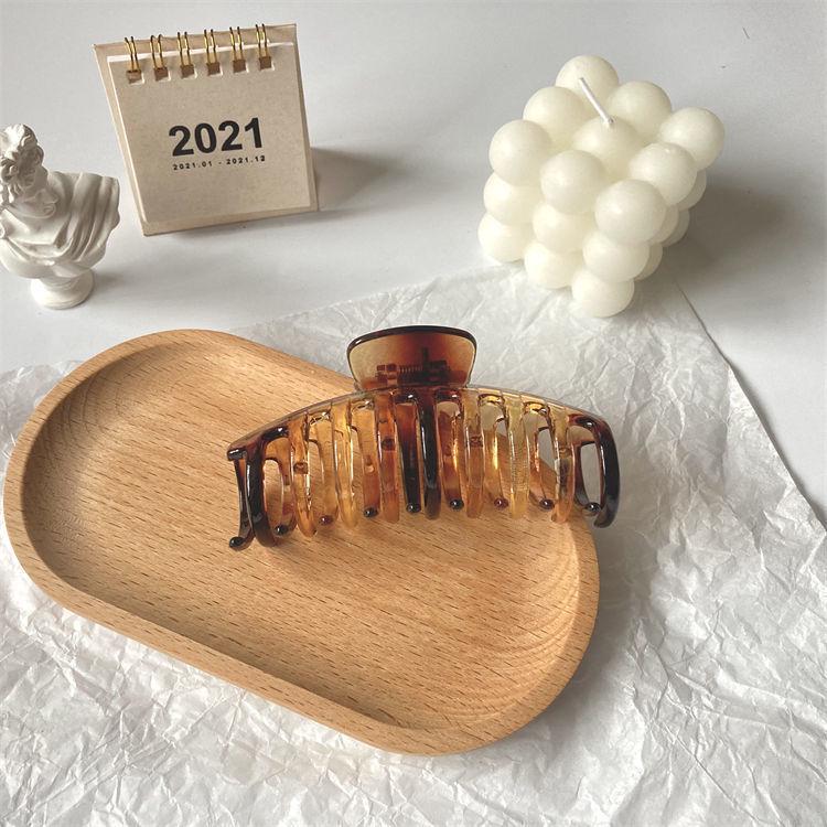 Großer französischer Retro-Klammer-Haarclip für elegante Damenfrisuren.