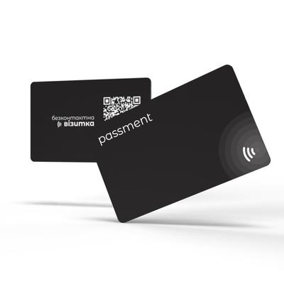 Schwarze kontaktlose Visitenkarte mit NFC-Chip. Intelligente elektronische digitale Plastikkarte PassMent