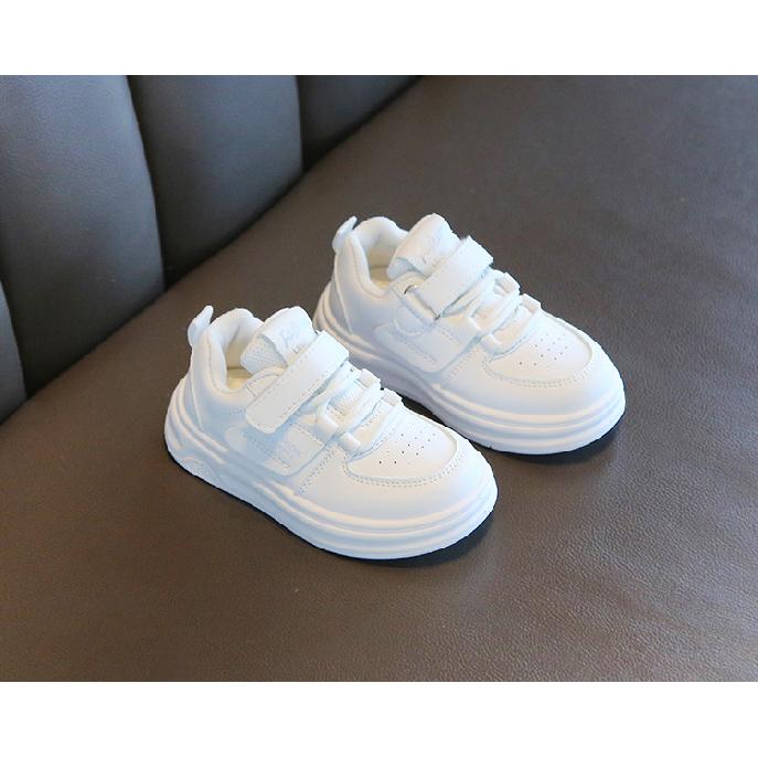 Sapatos Brancos para Crianças2026Novos Tênis Esportivos para Meninos Primavera e Outono, Sapatos Casuais Leves para Meninas, Tênis de Bebê com Solado Macio