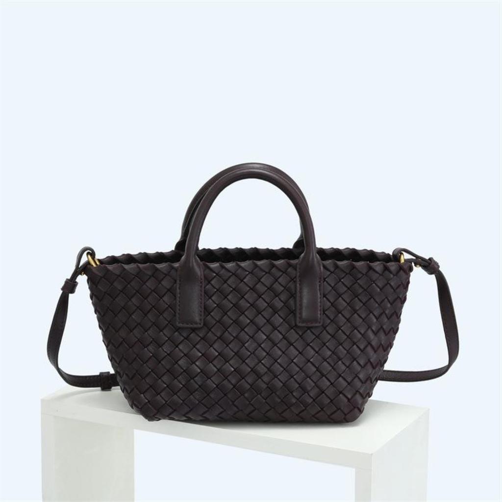 Fashion new lambskin hand-woven handbag wholesale casual versatile vegetable basket genuine leather women's bag messenger bag