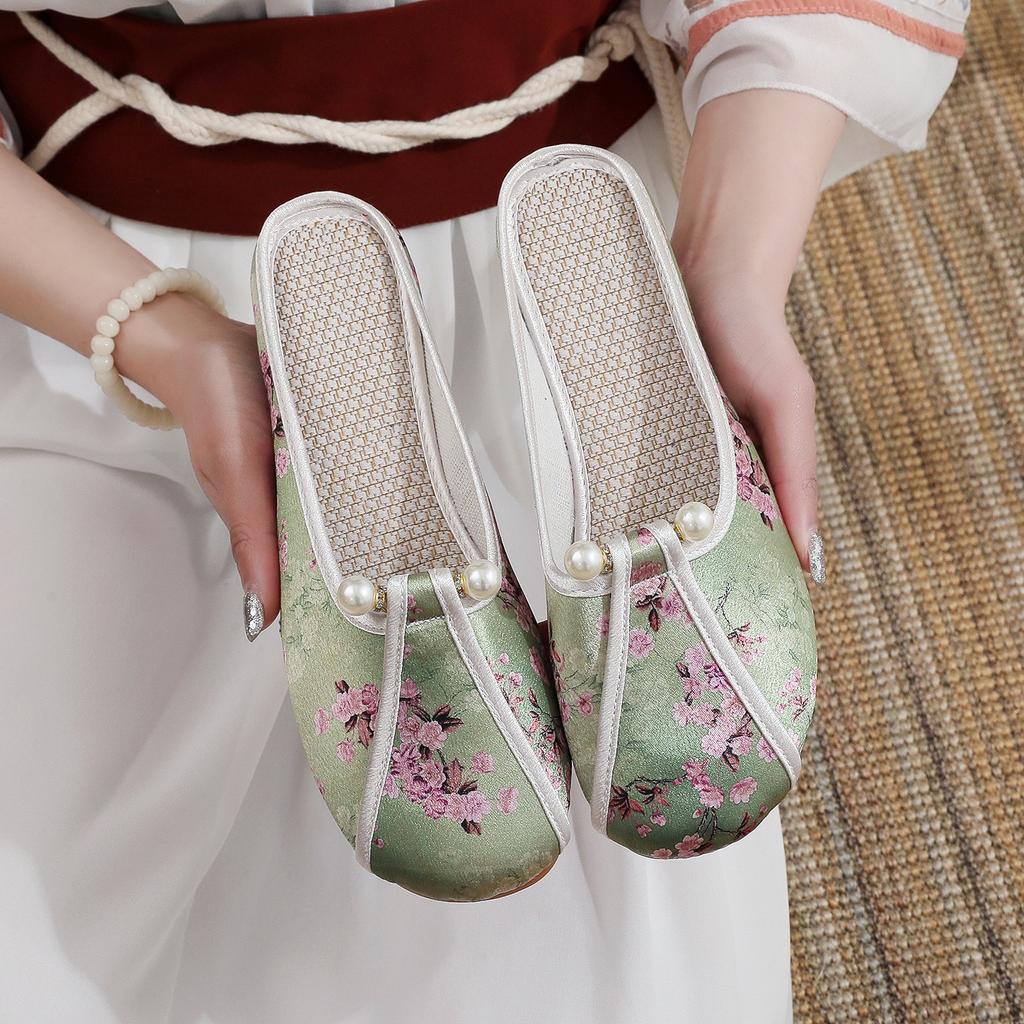 [Miaocai] 2025 Chinese Cheongsam Shoes Low Heel New Round Head Design Sense Old Beijing Embroidered Shoes Versatile Slippers
