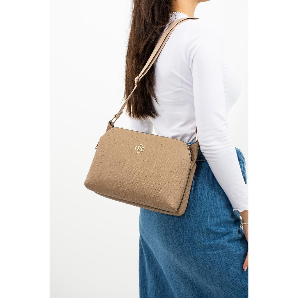 Hochwertige, wasserabweisende Schultertasche mit Kreuzgurt und drei Fächern, in Schwarz mit Textdruck bedruckt