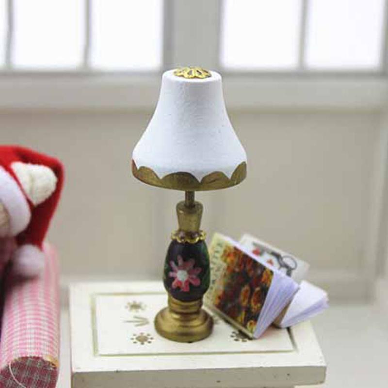 1:12 Maison de poupée Miniature Plastique Métal Rétro Lampe Lumière Alimentée par Pile Bouton Ornement Décorations de Noël