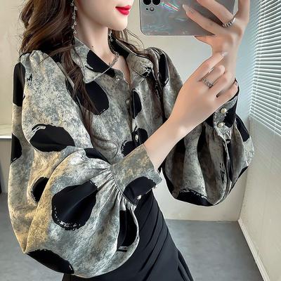 Losse blouse met stippenprint en lantaarnmouwen, perfect voor elke gelegenheid