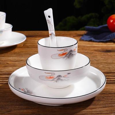 Chinesisches Knochenporzellan Tafelgeschirr Set: Teetasse, Untertasse, Reisschale, Teller, Löffel – Vierteilige Restaurant-Kollektion.