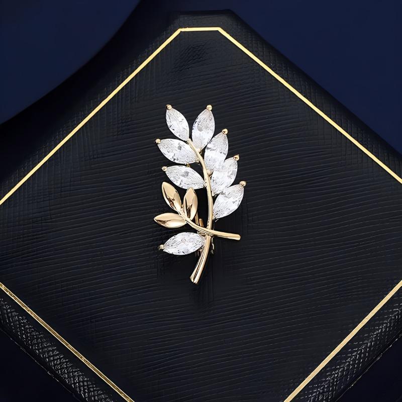 A High-end Women's Delicate Crystal Leaf Brooch with A Neckline Anti-glare Clasp
