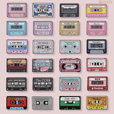 Badge Métal Épinglette Radio Cassette: Accessoire vestimentaire tendance Série Musique pour des styles polyvalents
