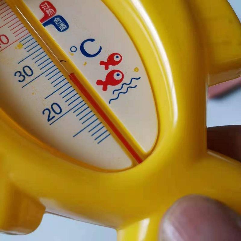 1 Stück Niedliches fischförmiges Baby-Wasserthermometer Babybad Bad Cartoon-Wasserthermometer Kinder-Innenraumthermometer