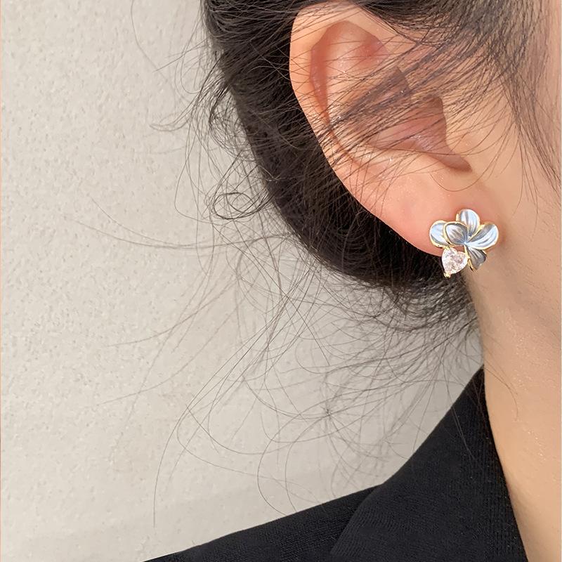 Silver needle cold flower stud earrings women's light luxury temperament new earrings unique high-end earrings