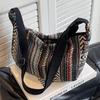Veske med stor kapasitet i etnisk stil Ny trendy mote Crossbody dumplingveske Ins Retro allsidig skulderveske Dame