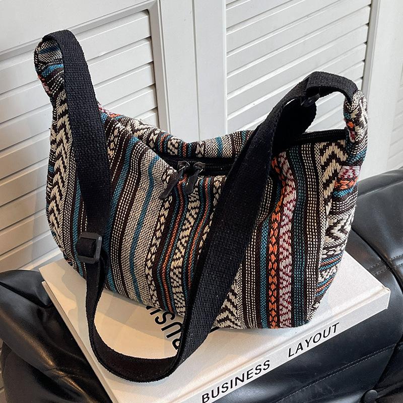 Veske med stor kapasitet i etnisk stil Ny trendy mote Crossbody dumplingveske Ins Retro allsidig skulderveske Dame