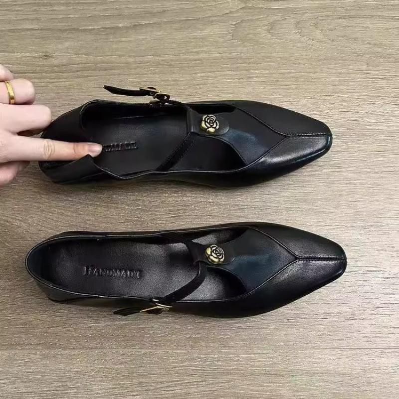 Vielseitige einwortige Schnalle hohle einzelne Schuhe Damen Frühling neu retro Kamelie dicker Absatz Pendler Mary Jane Schuhe