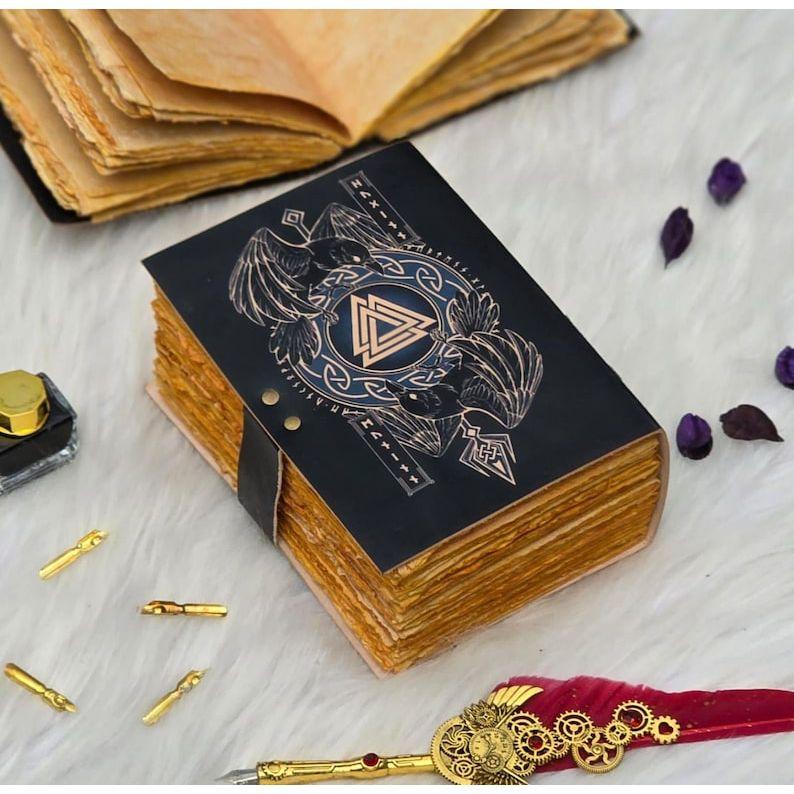 Norrøn mytologi Lærjournal med lås | Viking Rune Notatbok | Håndlaget Nordisk Grimoire Journal