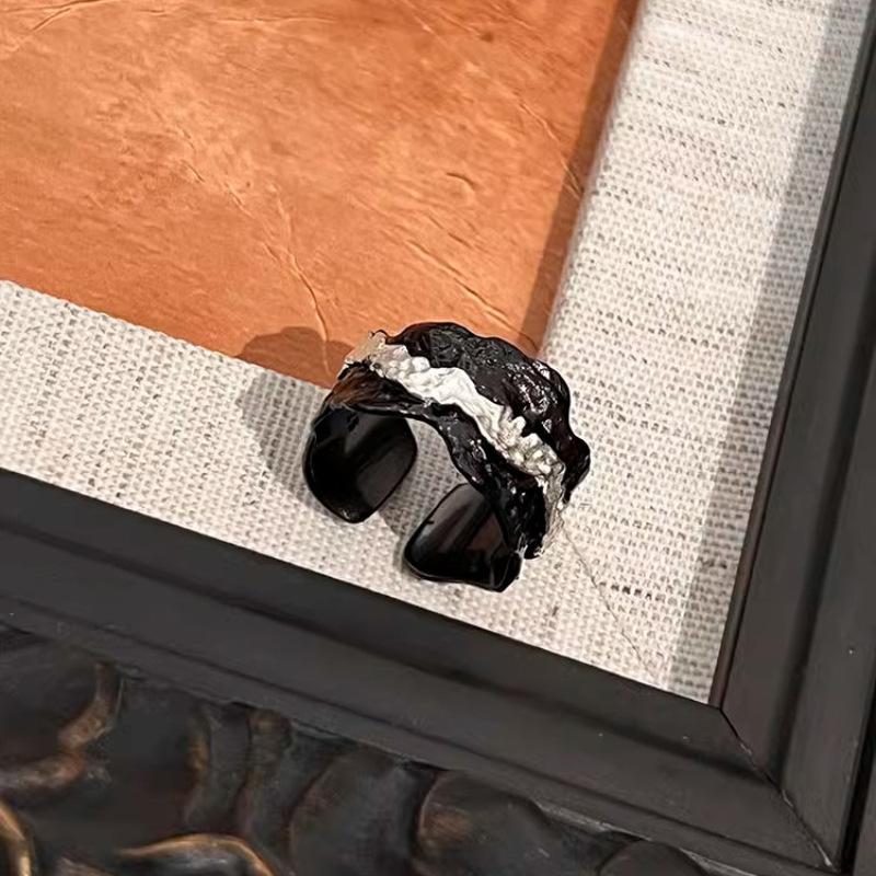 Modern Minimalist Black Ring With Chic Foil Texture Design For Everyday Elegance Versatility And