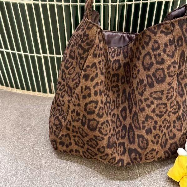 Tote Bag with Large Capacity, Single Shoulder Bag, Ideal for Commuting To Work and Carrying On The Arm.