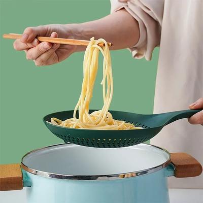 Scolapasta Grande in Plastica Cucchiai Scolapiatti Paletta Scola Calore Resistente Manico Lungo Colini Setaccio Cibo Pasta Scolapasta Gadget da Cucina Filtro