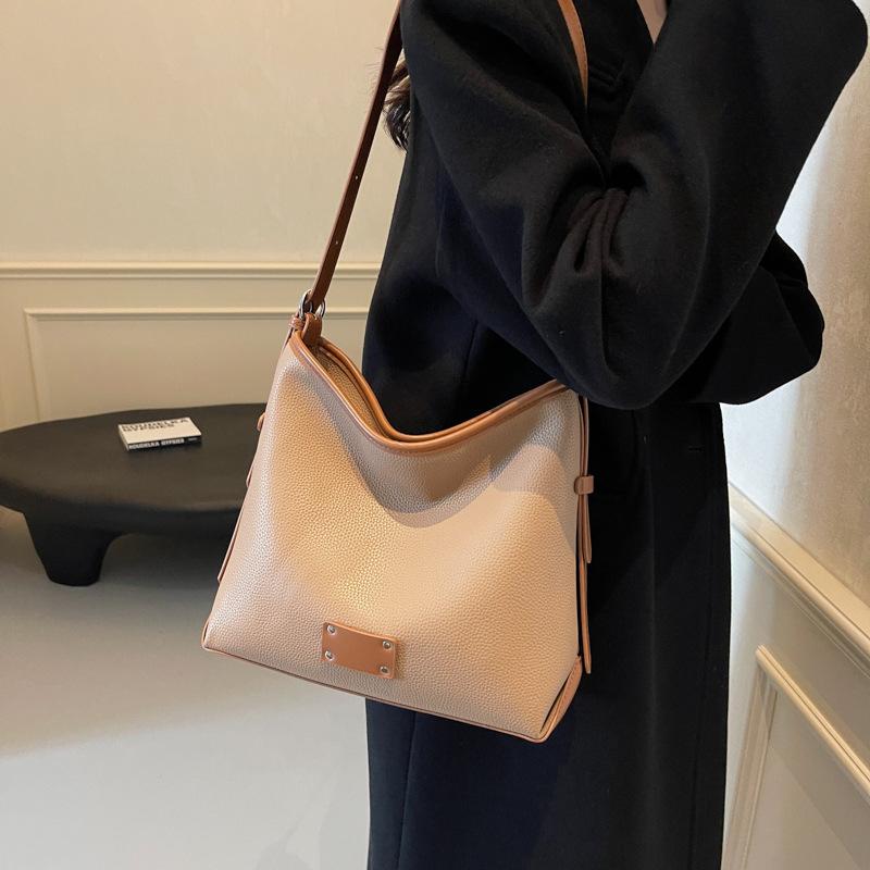 2025 new large-capacity exquisite underarm bag women's fashion simple high-value niche design shoulder messenger bag
