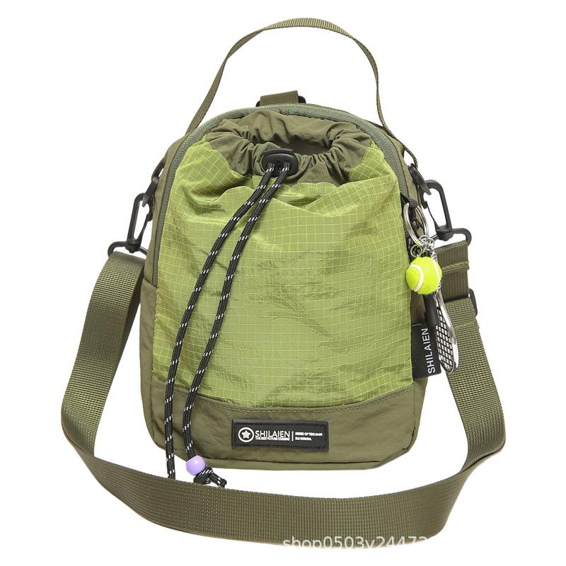 Multifunktionale leichte Outdoor-Umhängetasche für Männer und Frauen - Tragbarer Wasserflaschenhalter, Handytasche und kleiner Rucksack zum Wandern.