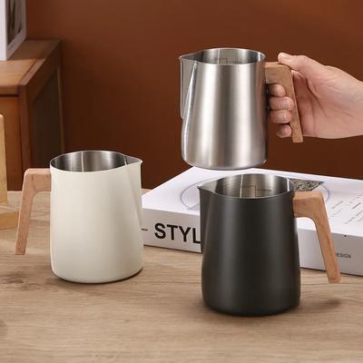 Dzbanek do spieniania mleka do kawy Stal nierdzewna 304 Precyzyjna skala Drewniany uchwyt odporny na oparzenia Profesjonalne akcesoria do kawy