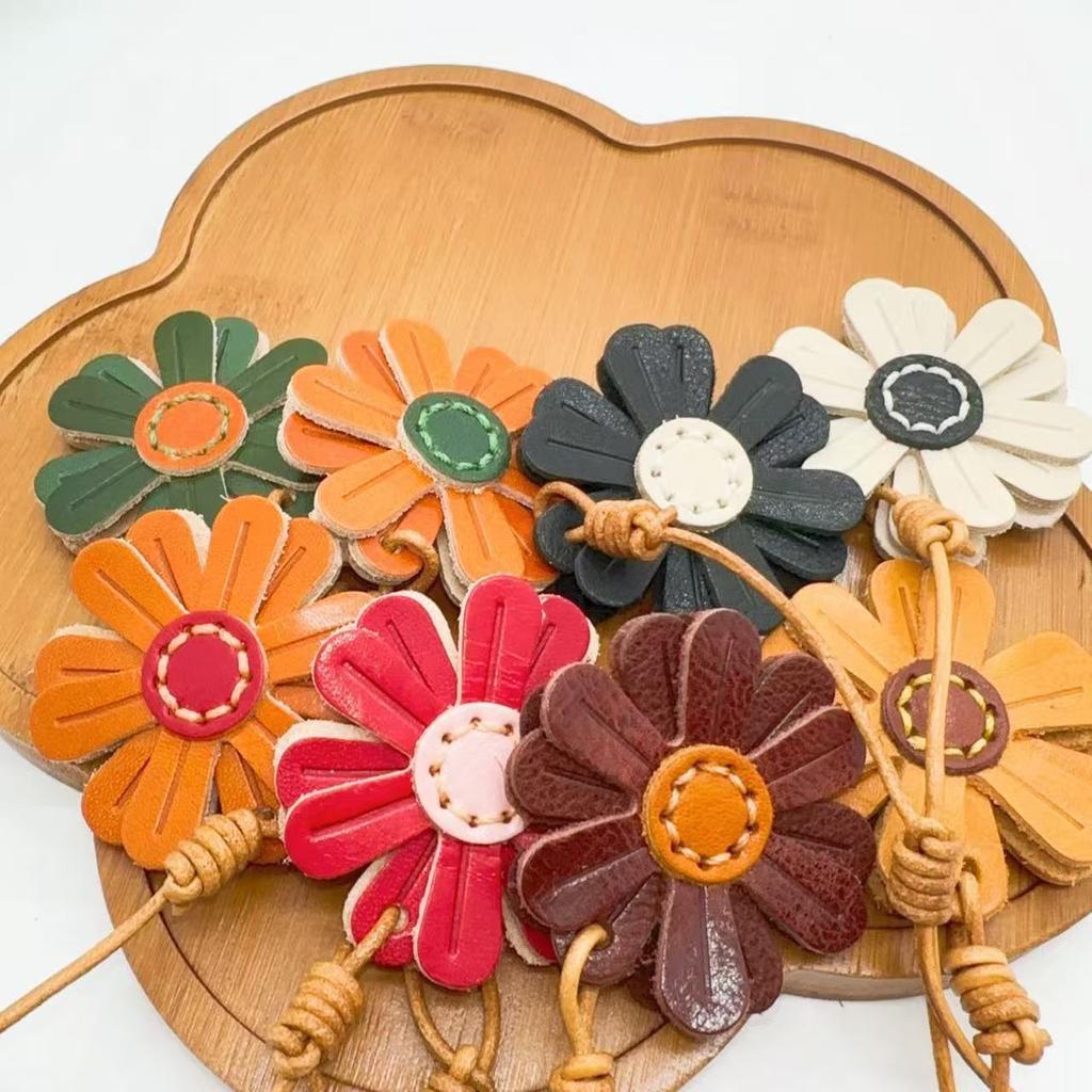 Creative Tanned Leather Small Daisy Sweet Handmade Keychain Bag Pendant Bag Hanging Jewelry Keychain