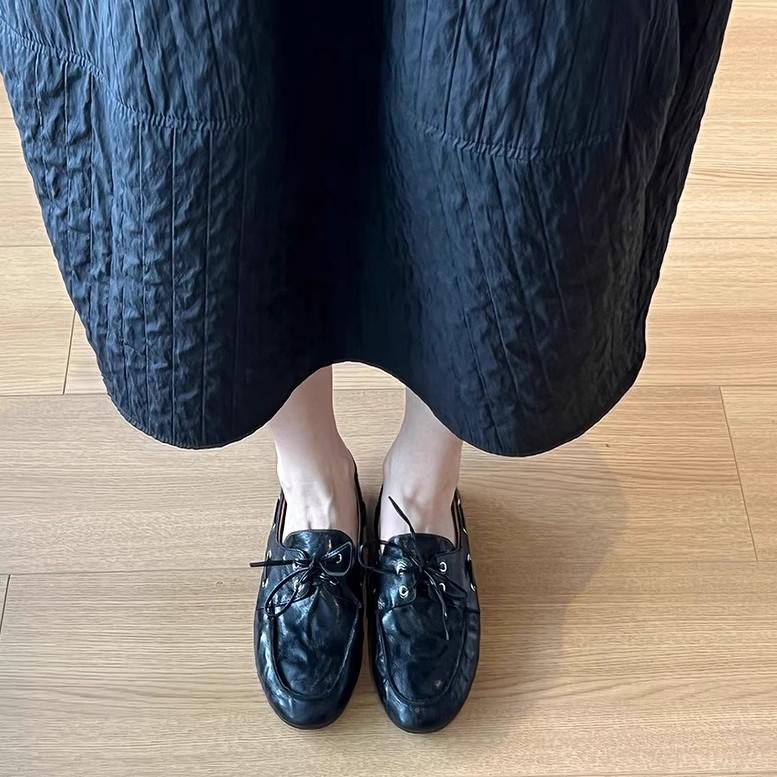 Spot Retro Damen Schnür-Leder-Slipper: Britischer Stil, runde Zehenpartie, flacher Absatz für vielseitige Herbst-/Frühlingskleidung.