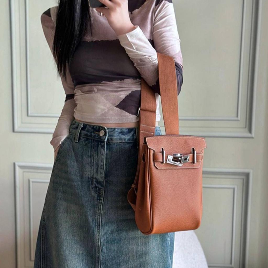 Women Layer Sling Crossbody Bag, Trendy Turn Lock Chest Bag,Adjustable Shoulder,Small Bucket Purse with Inner Pocket for Daily Work Travel Outdoor Use