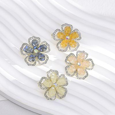 Broche de alta qualidade com flor de zircônia, broche de alta qualidade com design de senso de nicho, acessório feminino de temperamento luxuoso e requintado