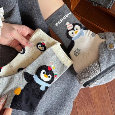 2 Paar Lässige und Niedliche Cartoon-Pinguin-Stil Nicht-dehnbare Herbst-Winter Baumwoll-Mittellange Studenten-Socken mit Feiner Verarbeitung