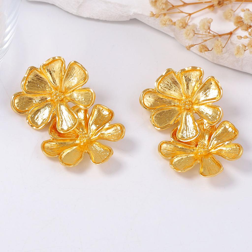 Simple, fashionable, light luxury, retro alloy exaggerated flower earrings, versatile, casual and daily wear women's earrings