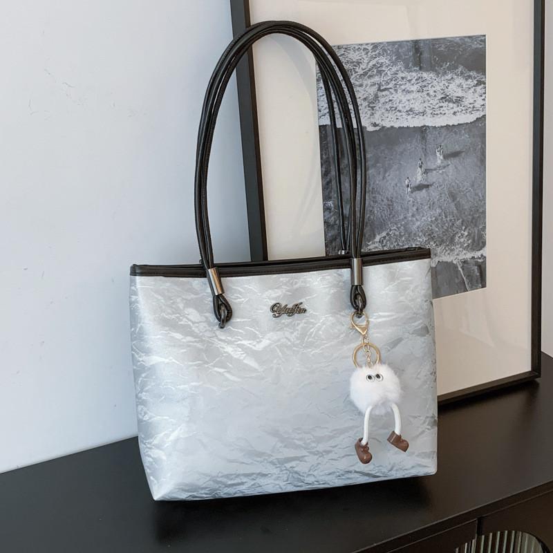 

Chic Silver Pu Tote Bag For Women Featuring Spacious Design Ideal For Everyday Use Without Pendant срібний