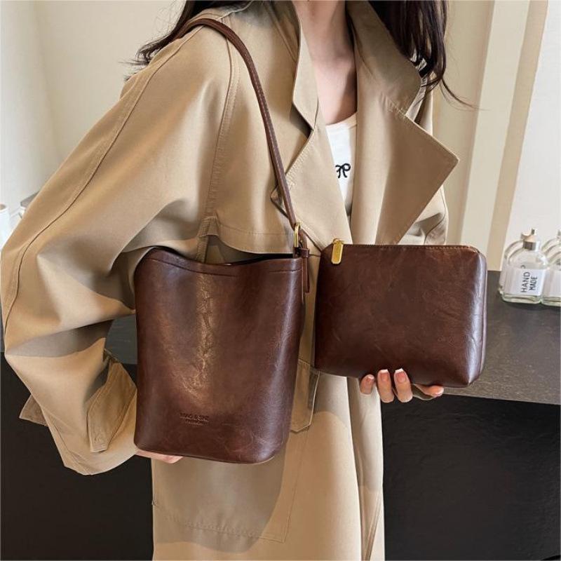 This Year, the Popular Hand-carried Bucket Bag 2025 New Women's Bag Korean Version Trendy Shoulder Bag Niche High-end Messenger Bag