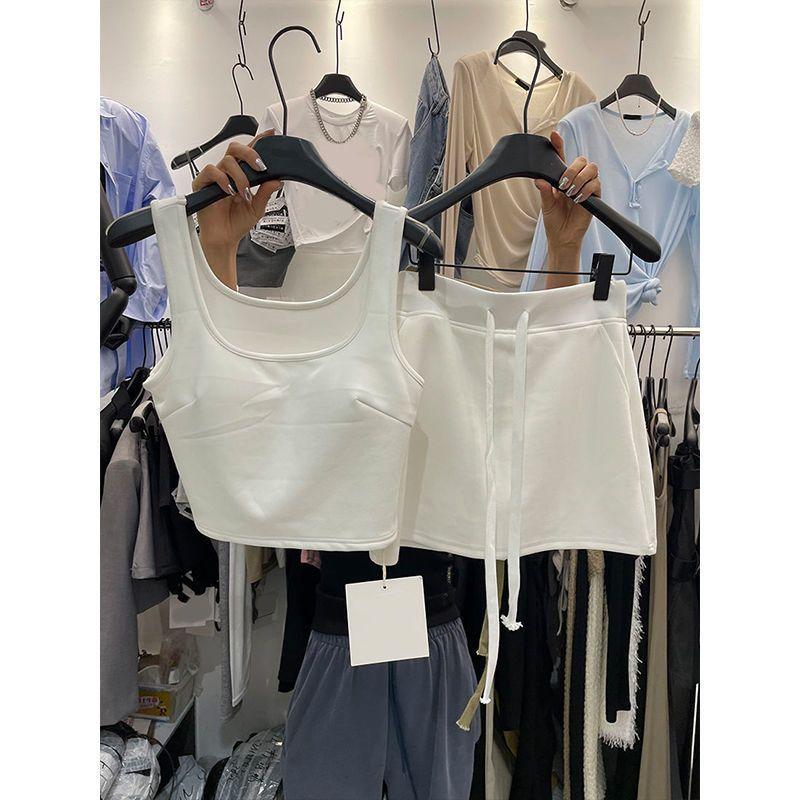 

Приталенный комплект: жилет и шорты. Облегающий короткий топ-жилет + брюки с эластичной талией. Комплект из двух предметов. Женский White Vest L