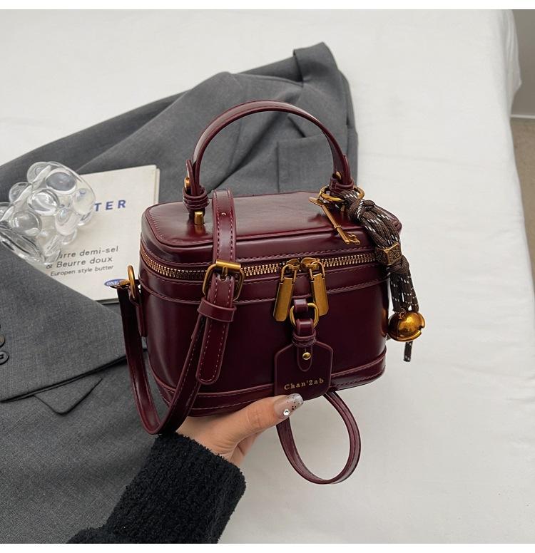 

2025 autumn and winter retro portable small square bag box bag fashion shoulder crossbody niche commuter women s bag Korean version versatile send pendant бордовий