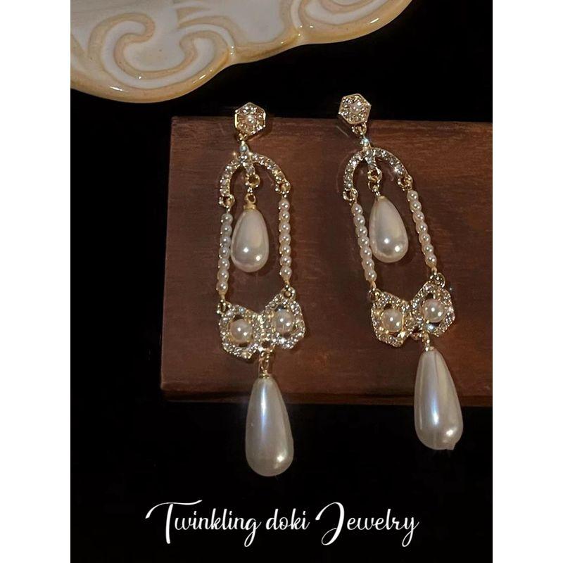 

Angel Bell French Royal Style Elegance Pearl Earrings Retro Long Fancy Accessible Luxury Ear Studs Ear Clip A pair of stud earrings