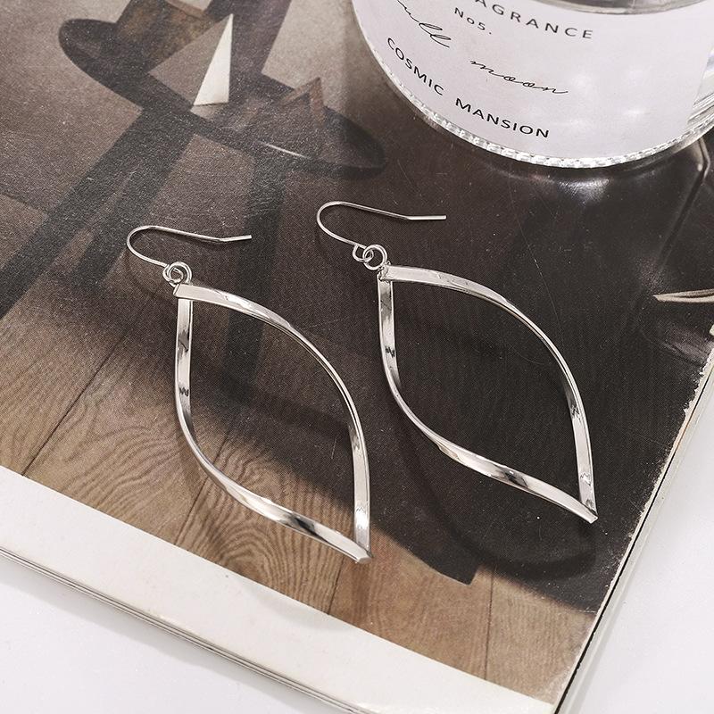 Minimalistische Metall-Statement-Ohrringe für Damen Gold Silber Verdreht Unregelmäßige Geometrie Hohl Oval Tropfenohrringe