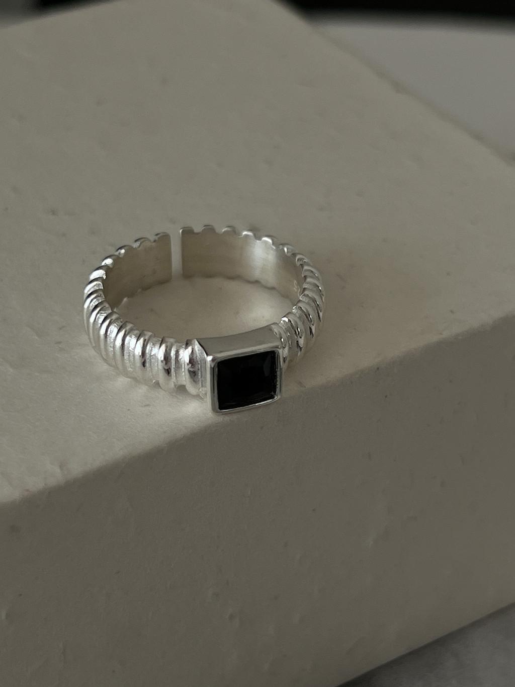 

S925 Sterling Silver Square Zirconia Ring With Unique Geometric Design For Women J6018