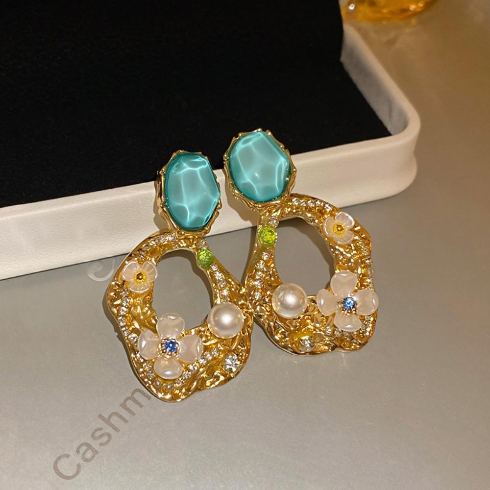 Silver Needle Retro Flower Pearl Earrings French Niche Stud Earrings Light Luxury High-end Earrings Women