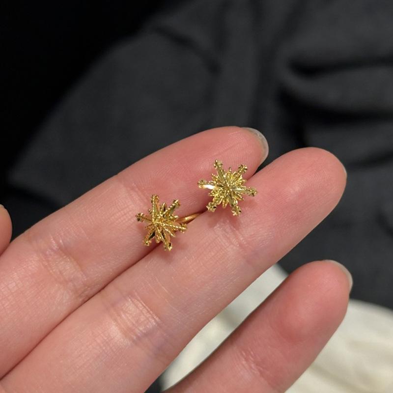 Classic and Exquisite Small Snowflake Earings Stud Glossy Shining Six Pointed Star Earrings for Women Party Jewelry Gifts