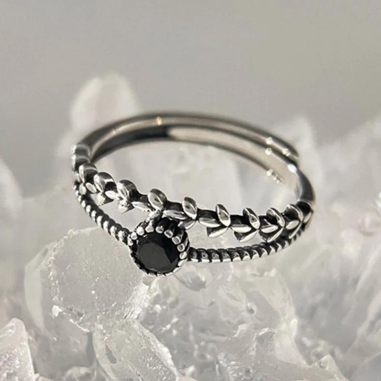 Silver-Black Zircon Index Finger Ring for Women: Niche Design, Fashionable, Colorfast