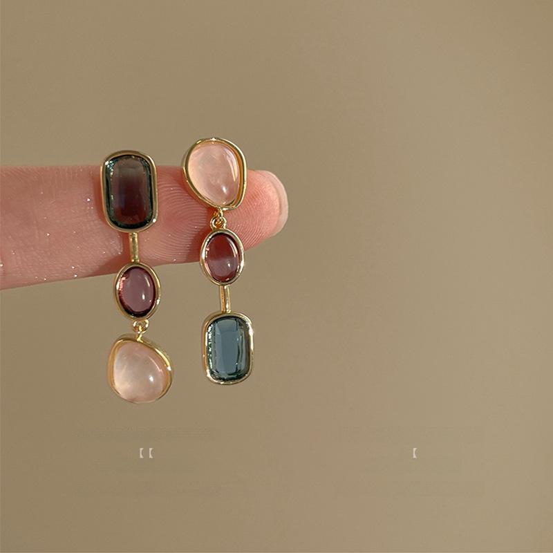 French Retro Asymmetric Cat's Eye Stone Earrings with S925 Silver Needle - Light Luxury Style