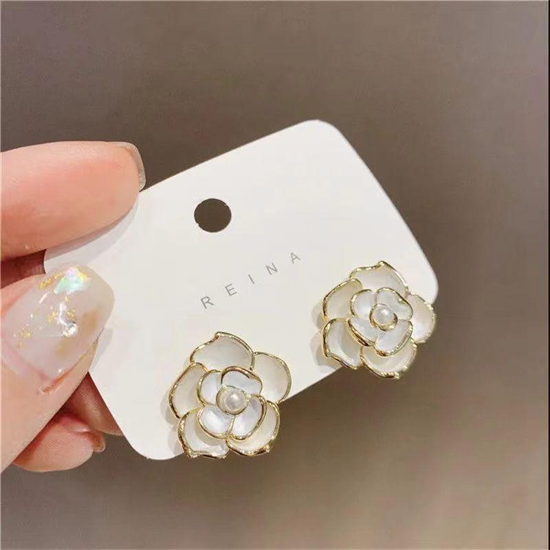 

JMXD Camellia Pearl Collarbone Chain Small Luxury Dainty Minimalist Necklace for Women Shiny Rhinestone Elegant Chic Gift for Her