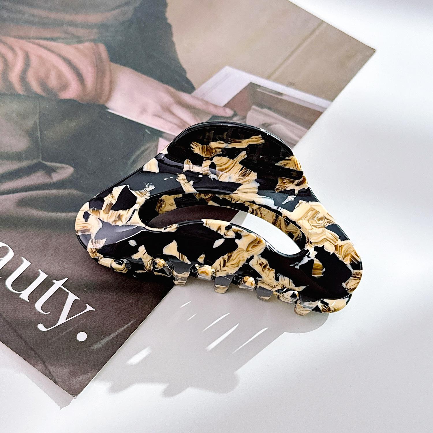 

Шикарная ацетатная заколка-краб для волос для женщин с красивым линейным дизайном в весенних цветах Beige Black