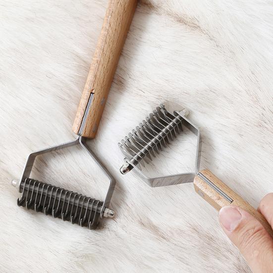 Pet Grooming Rake, Double Sided Detangling Comb Undercoat Rake, with Wooden Handle, Dogs Dematting Tool Remove Tangles Matted And Loose Fur for Medium