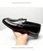 2025 Herren Glänzende Lackleder Slipper: Slipper Britische Business Casual Schuhe
